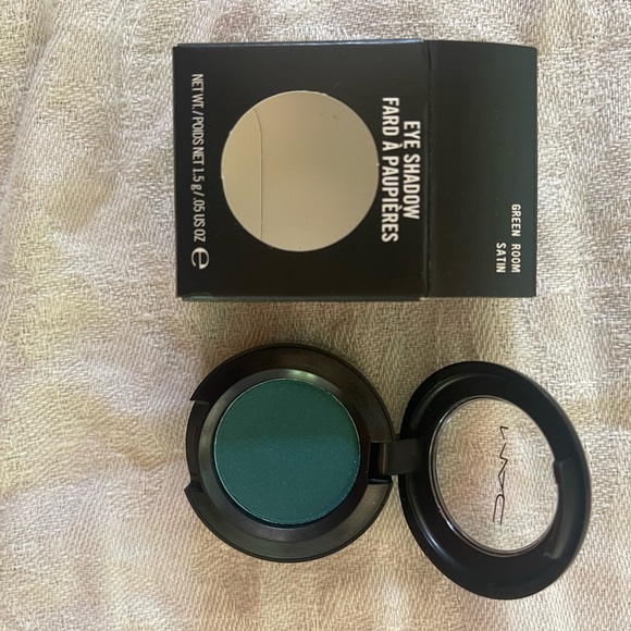 MAC Green Room Satin Eyeshadow - Picture 2 of 7